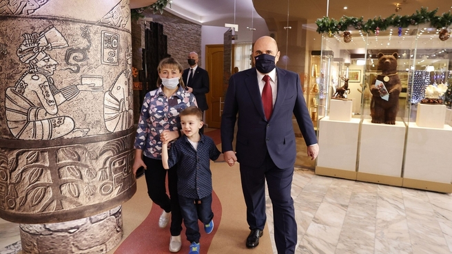 Председатель Правительства пригласил маленького Мишу и его маму на одну из московских шоколадных фабрик