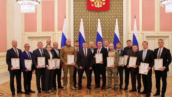 Юрий Трутнев наградил представителей боевых искусств за личный вклад в оказании гуманитарной помощи отряду «СОЮЗ» РСБИ