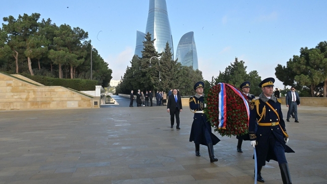 Михаил Мишустин возложил венок к  Монументу павшим героям