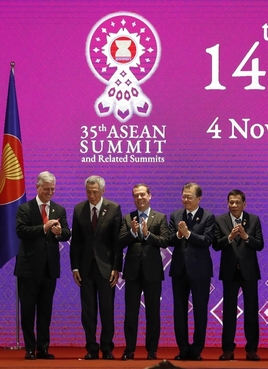 Group photo of the delegation heads from the countries participating in the 14th East Asia Summit