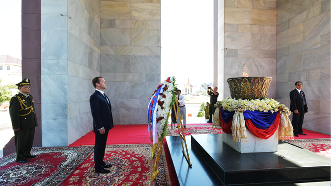 Dmitry Medvedev lays wreaths at the Independence Monument