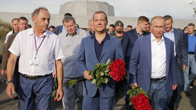 Возложение цветов к памятнику защитникам Севастополя