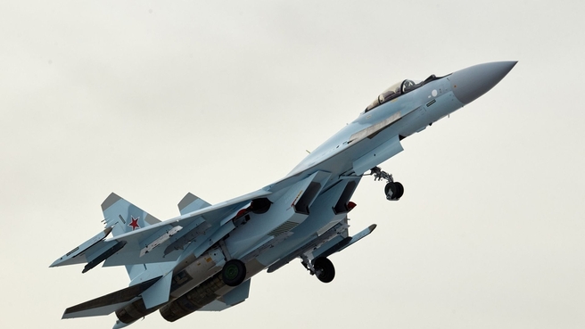 Российские авиастроители передали Минобороны России очередную партию многофункциональных истребителей Су-35С. Фото пресс-службы ПАО «ОАК»