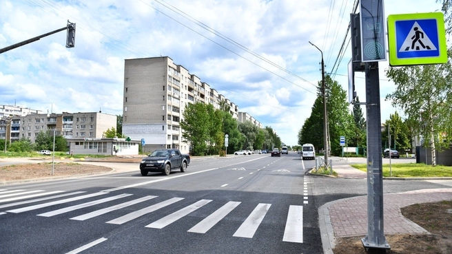 Ярославль. При поддержке нацпроекта «Безопасные качественные дороги» на дорогах обустраивают пешеходные переходы, устанавливают светофоры и дорожные знаки
