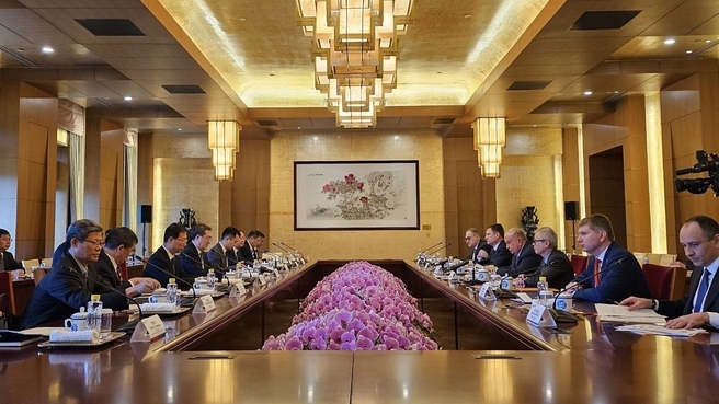 Alexander Novak conducts a meeting of the co-chairs of the Russian-Chinese Intergovernmental Commission for Energy Cooperation with Deputy Premier of the PRC State Council Ding Xuexiang