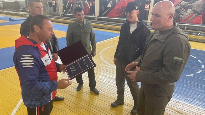 Дмитрий Чернышенко посетил спортивную школу будущих чемпионов, где вручил ее руководителю сертификат на 50 комплектов экипировки для членов сборных команд Херсонской области