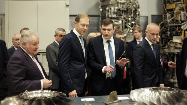 Денис Мантуров посетил производственный комплекс «Салют» в Москве
