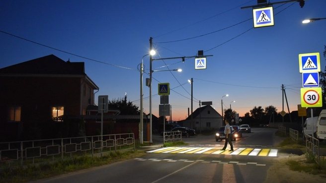Рязанская область. При поддержке нацпроекта «Безопасные качественные дороги» на дорогах обустраивают пешеходные переходы, устанавливают светофоры и дорожные знаки