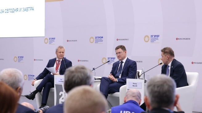 Александр Новак выступил в рамках сессии «Мировой рынок нефти и газа сегодня и завтра» на площадке ПМЭФ-2022