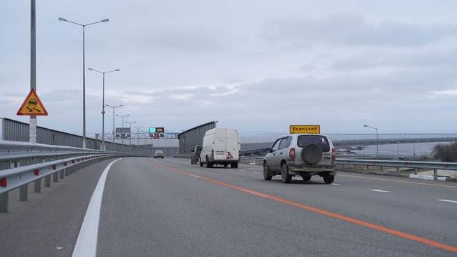 Открыто автомобильное движение по правой, восстановленной после ЧП, части Крымского моста