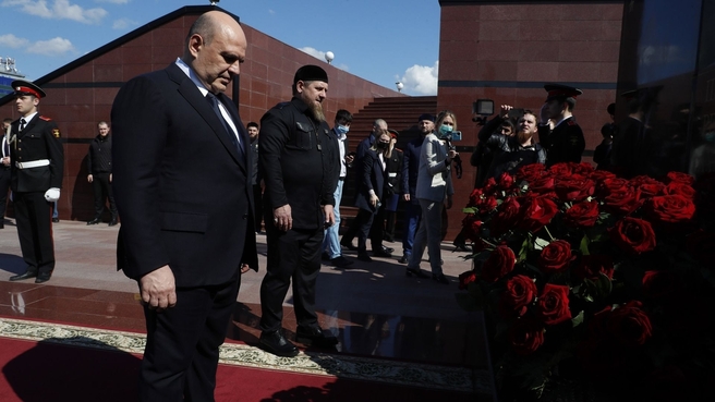Посещение Мемориального комплекса славы имени Ахмата-Хаджи Кадырова. Возложение цветов к памятнику первому президенту республики