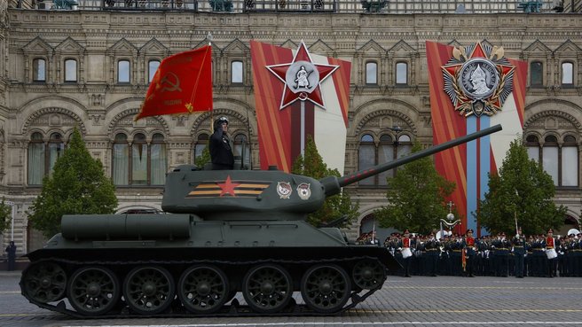 Танки Т-34-85 на Красной площади в Москве на военном параде, посвященном 80-летию Победы в Великой Отечественной войне