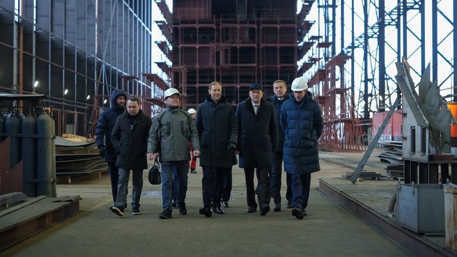 Денис Мантуров и губернатор Мурманской области Андрей Чибис посетили судостроительный завод «Отрадное» компании «Норебо»
