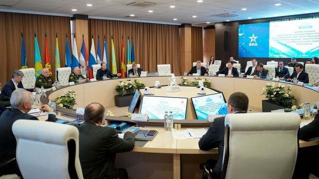 Заседание совета Военного инновационного технополиса «ЭРА» под председательством Дениса Мантурова