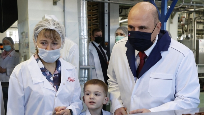 Председатель Правительства пригласил маленького Мишу и его маму на одну из московских шоколадных фабрик. Вместе они посмотрели, как делают конфеты, и поучаствовали в мастер-классе по изготовлению сладостей