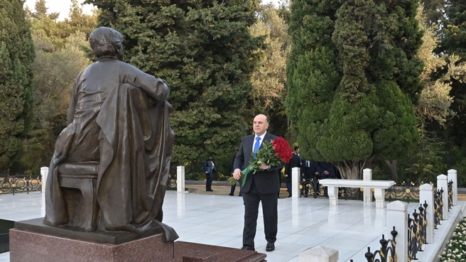 Михаил Мишустин возложил цветы к могиле супруги Гейдара Алиева Зарифы Алиевой на Аллее почётного захоронения