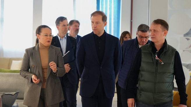 Денис Мантуров посетил мебельное производство в Московской области