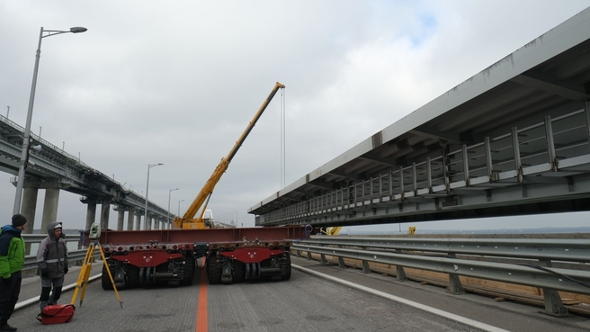 Марат Хуснуллин: Завершена надвижка первого пролётного строения Крымского моста