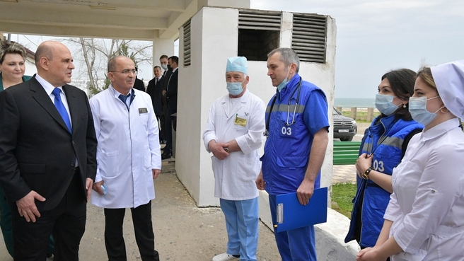 Михаил Мишустин во время посещения Дербентской центральной городской больницы