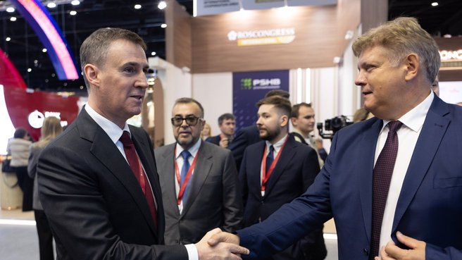 Дмитрий Патрушев в рамках XXVIII Петербургского международного экономического форума посетил стенд «Большая Сибирь». С полномочным представителем Президента в Сибирском федеральном округе Анатолием Серышевым