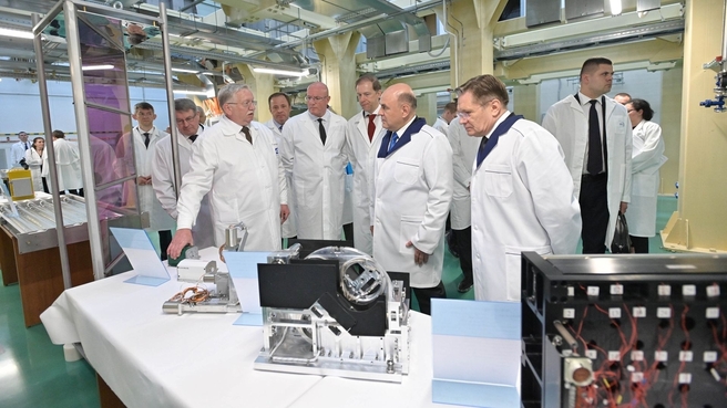 Михаил Мишустин посетил Институт лазерно-физических исследований в Сарове