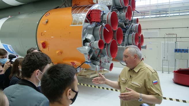 Генеральный директор Государственной корпорации по космической деятельности «Роскосмос» Дмитрий Рогозин проводит экскурсию по космодрому «Восточный»