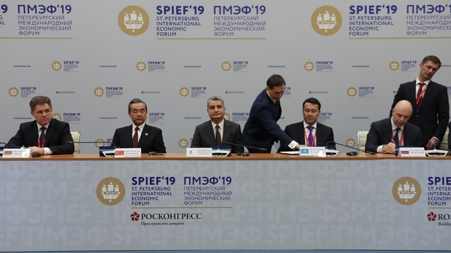 Антон Силуанов во время подписания соглашения о взаимном обмене информацией между ЕАЭС и КНР
