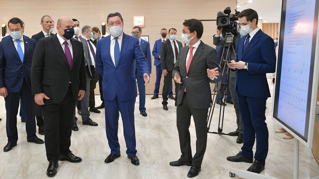 Михаил Мишустин и Премьер-министр Республики Казахстан Аскар Мамин в центре управления офиса цифрового правительства Казахстана