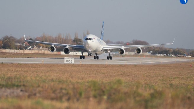 Широкофюзеляжный дальнемагистральный самолет Ил-96-400М совершил первый полёт
