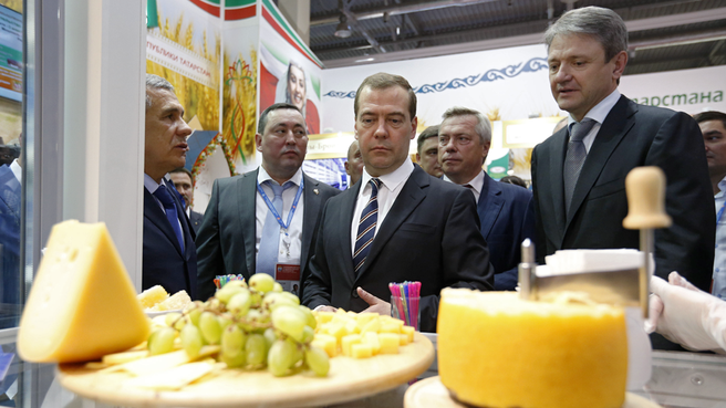 Осмотр выставочных экспозиций участников I Всероссийского форума продовольственной безопасности