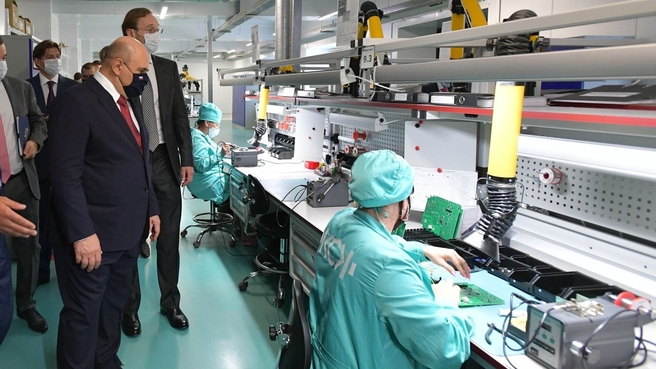 Михаил Мишустин посетил Промышленный технопарк «КСК» в Твери. Осмотр производства электронных плат