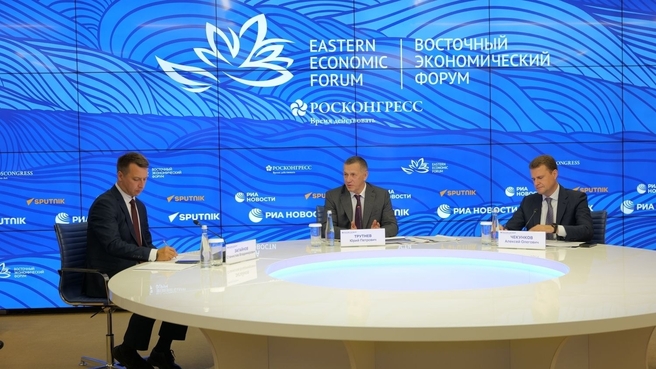 Юрий Трутнев и Министр по развитию Дальнего Востока и Арктики Алексей Чекунков на VIII Восточном экономическом форуме