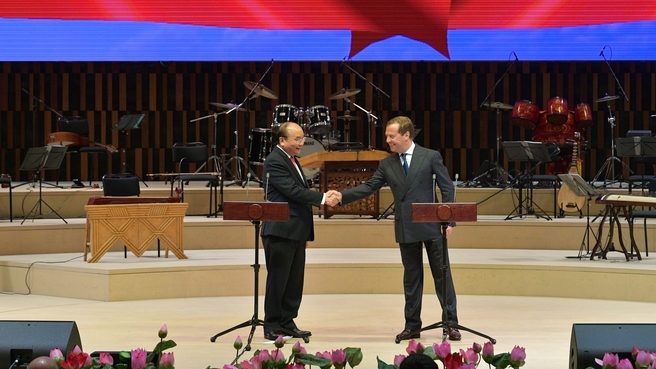 Дмитрий Медведев и Премьер-министр Вьетнама Нгуен Суан Фук в концертном зале «Зарядье» на торжественной церемонии открытия перекрёстных годов России во Вьетнаме и Вьетнама в России