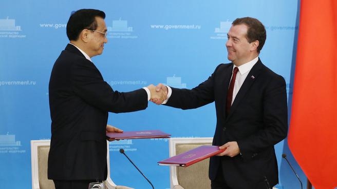 Подписание документов в ходе 19-й регулярной встречи глав правительств России и Китая