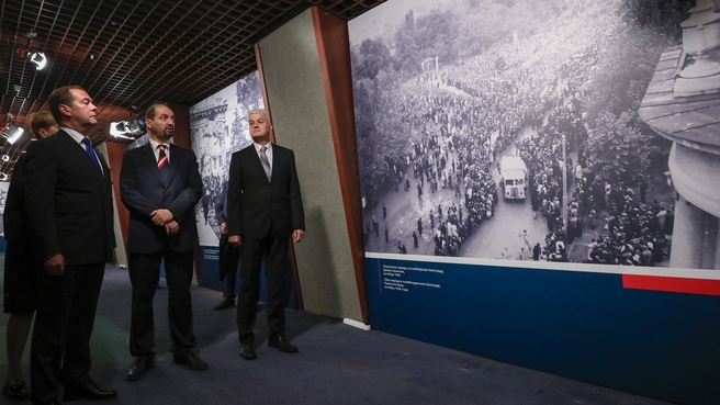 Осмотр выставки архивных фотографий «Празднование освобождения Белграда с 1944 по 2019 гг.»