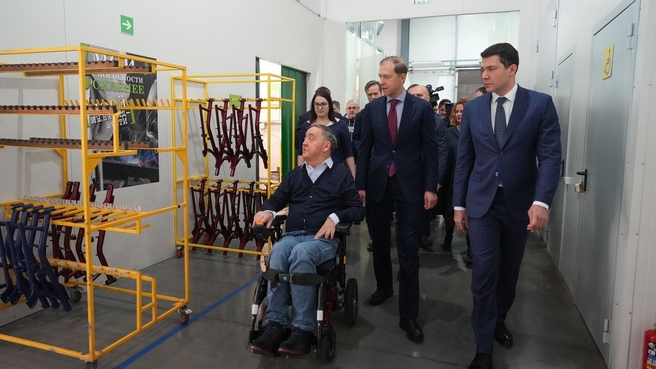 Денис Мантуров совместно с губернатором Антоном Алихановым посетил предприятие по разработке и производству инвалидных колясок с электроприводом