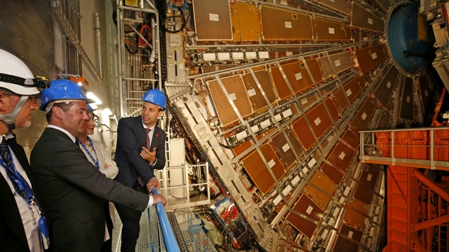 Во время осмотра детектора эксперимента ATLAS Большого адронного коллайдера Европейской организации ядерных исследований (ЦЕРН)