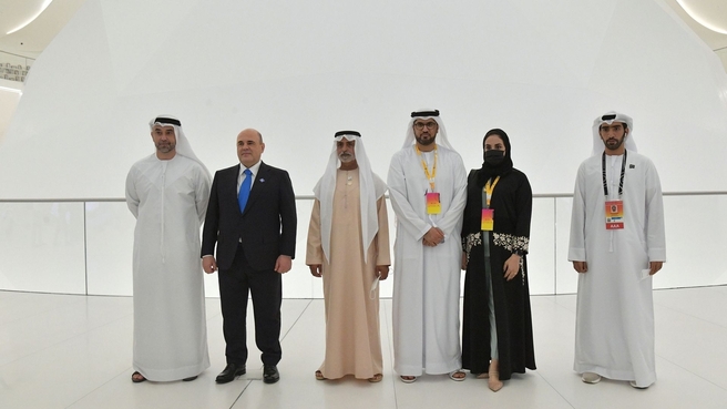 Совместное фотографирование с делегацией ОАЭ во время посещения национального павильона ОАЭ на Всемирной универсальной выставке «ЭКСПО-2020» в Дубае