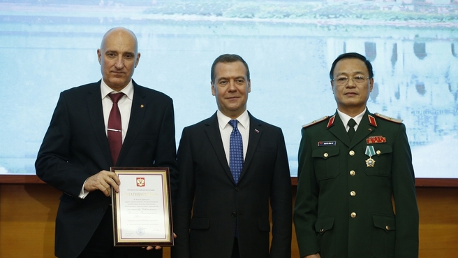 Dmitry Medvedev with General Director of the Centre’s Vietnamese Section Nguyen Hong Du and General Director of the Centre’s Russian Section Andrei Kuznetsov