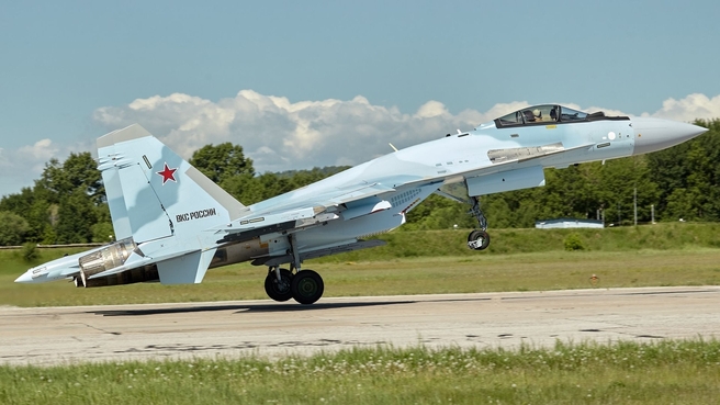 Российские авиастроители передали ВКС России новые самолёты Су-35С