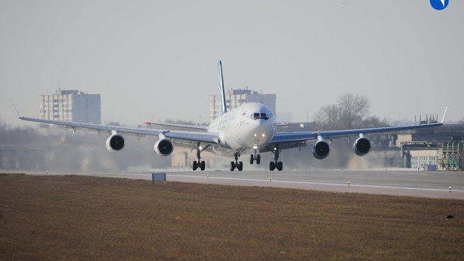 Широкофюзеляжный дальнемагистральный самолет Ил-96-400М совершил первый полёт