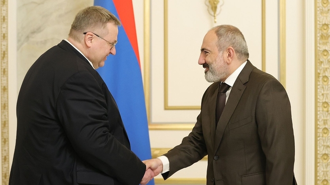 Alexei Overchuk in Armenia with Prime Minister of Armenia Nikol Pashinyan