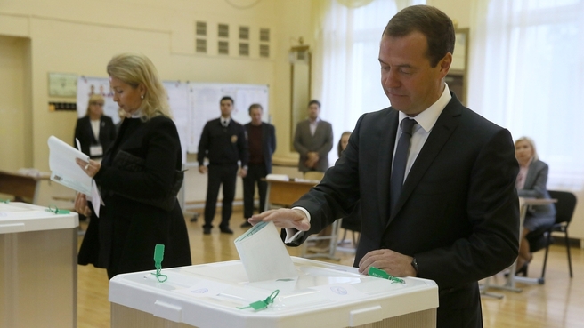 Дмитрий Медведев проголосовал на избирательном участке №2760 в Москве