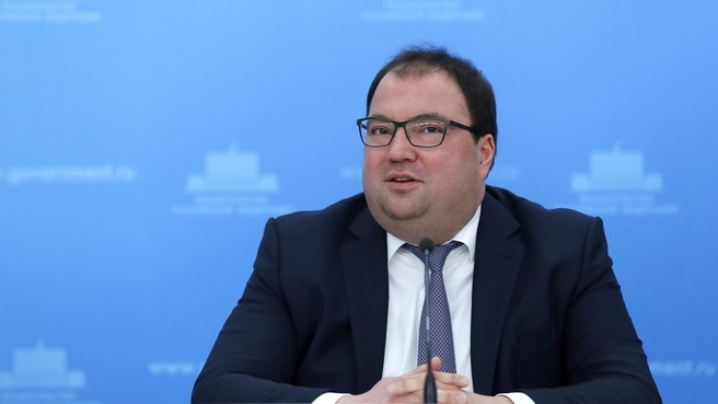Министр цифрового развития, связи и массовых коммуникаций Максут Шадаев на брифинге