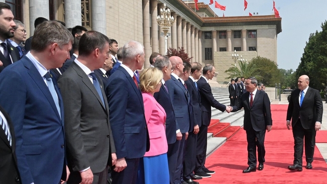 Mikhail Mishustin and Premier of the State Council of the People’s Republic of China Li Qiang welcoming delegations during the official greeting ceremony at the Great Hall of the People in Beijing