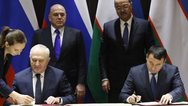 Mikhail Mishustin and Prime Minister of Uzbekistan Abdulla Aripov at a document-signing ceremony. With Head of the Russian Federal Customs Service Vladimir Bulavin and Deputy Prime Minister and Minister of Investment and Foreign Trade of Uzbekistan Jamshid Khodjayev