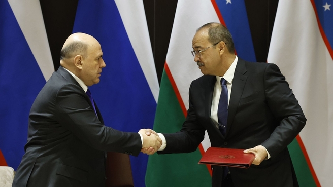 Mikhail Mishustin and Prime Minister of Uzbekistan Abdulla Aripov at a document-signing ceremony