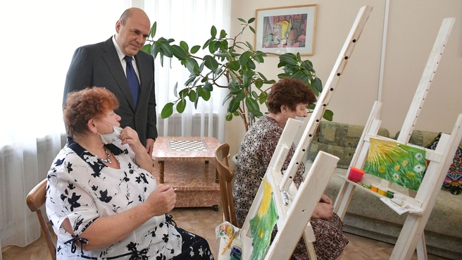 Михаил Мишустин посетил Дмитровский комплексный центр социального обслуживания населения. В творческой мастерской