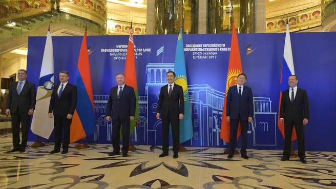 Совместное фотографирование глав делегаций - участников заседания Евразийского межправительственного совета