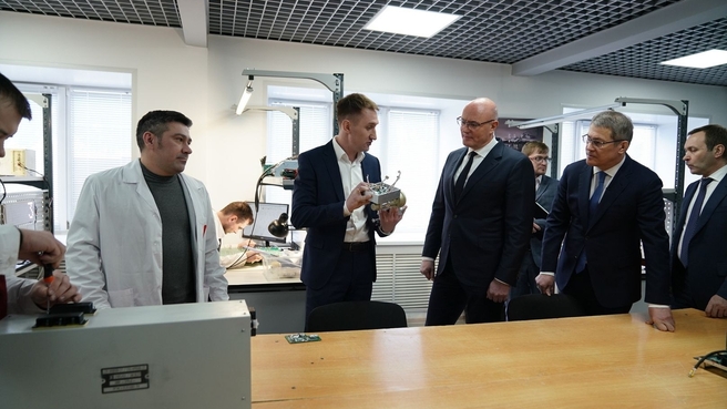 Дмитрий Чернышенко и глава Башкортостана Радий Хабиров посетили передовую инженерную школу «Моторы будущего»